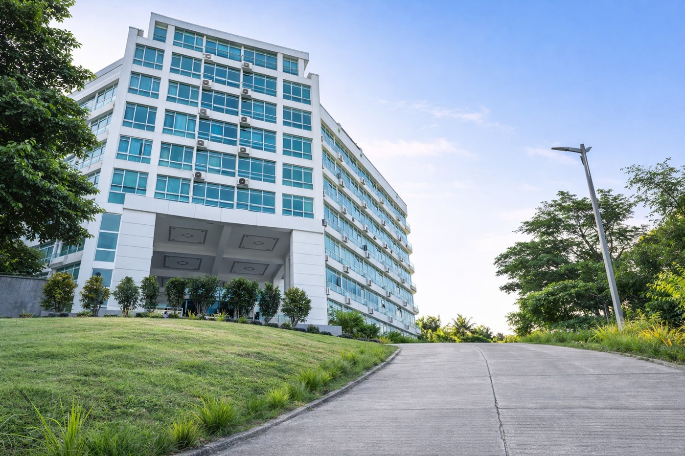 Hotel ACE Chaung Thar ဟိုတယ်အဆောက်အဦးနှင့် စိမ်းလန်းသော မြေပြင်